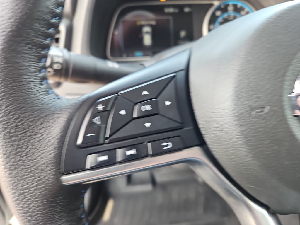 2022 Nissan LEAF view 9