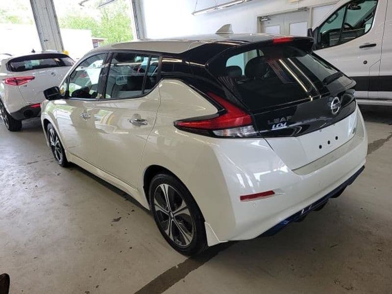 2022 Nissan LEAF view 2