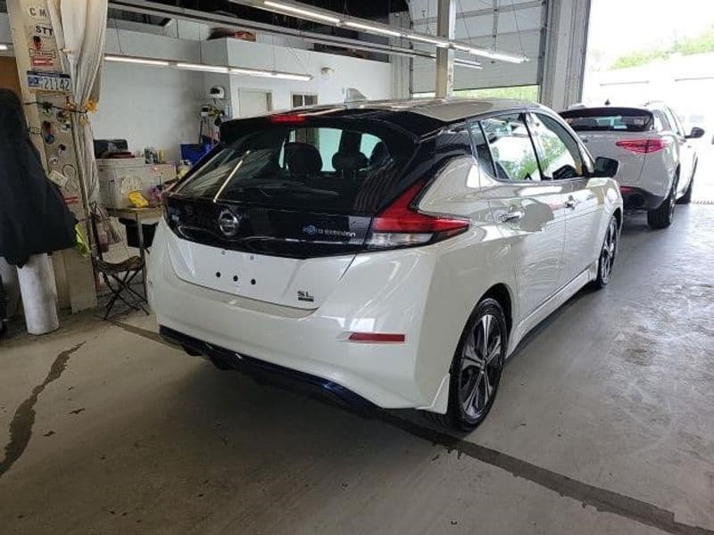 2022 Nissan LEAF view 3