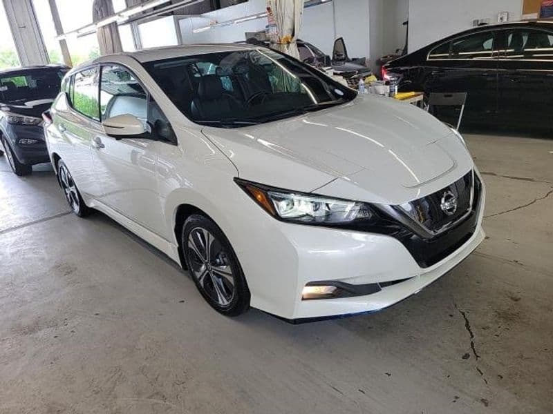 2022 Nissan LEAF view 4