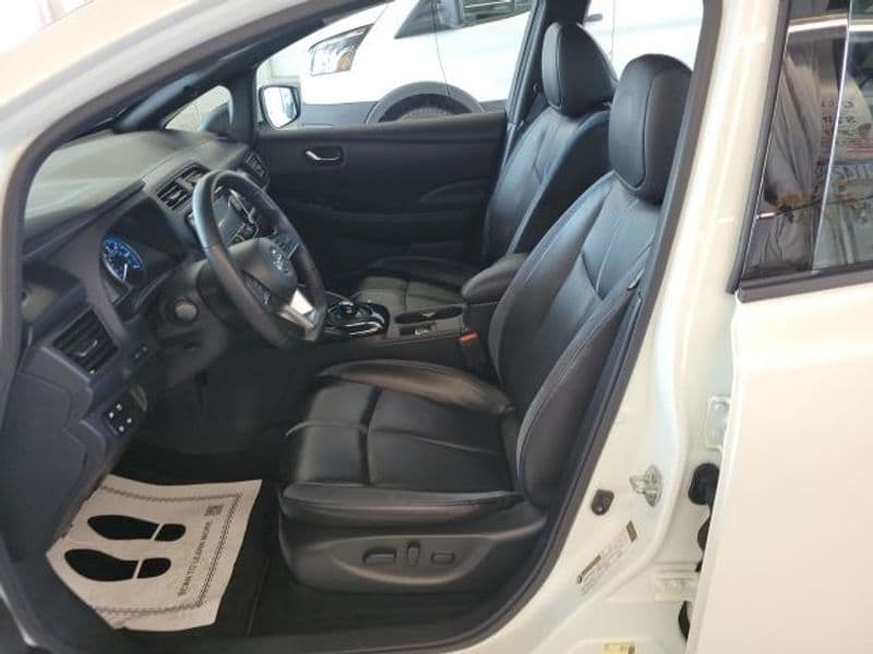 2022 Nissan LEAF view 5