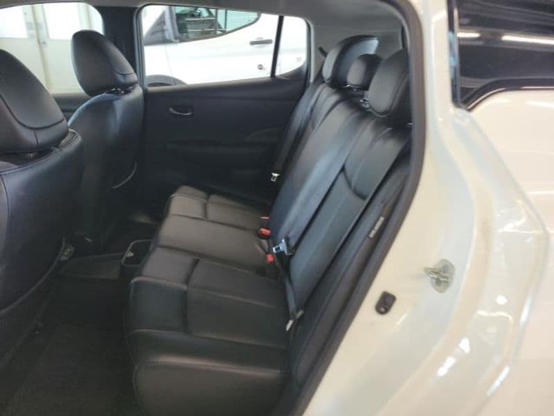 2022 Nissan LEAF view 6