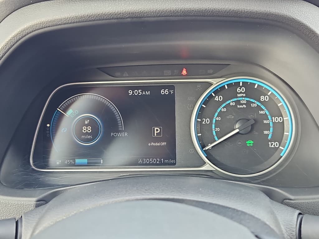 2022 Nissan LEAF view 11