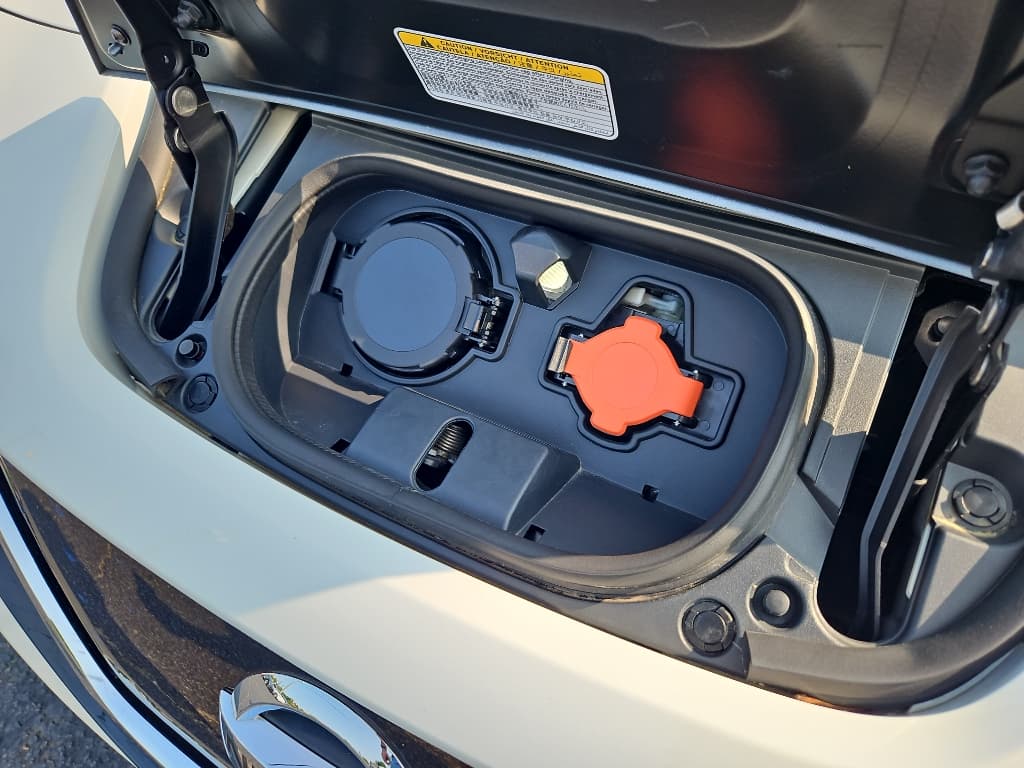 2022 Nissan LEAF view 5