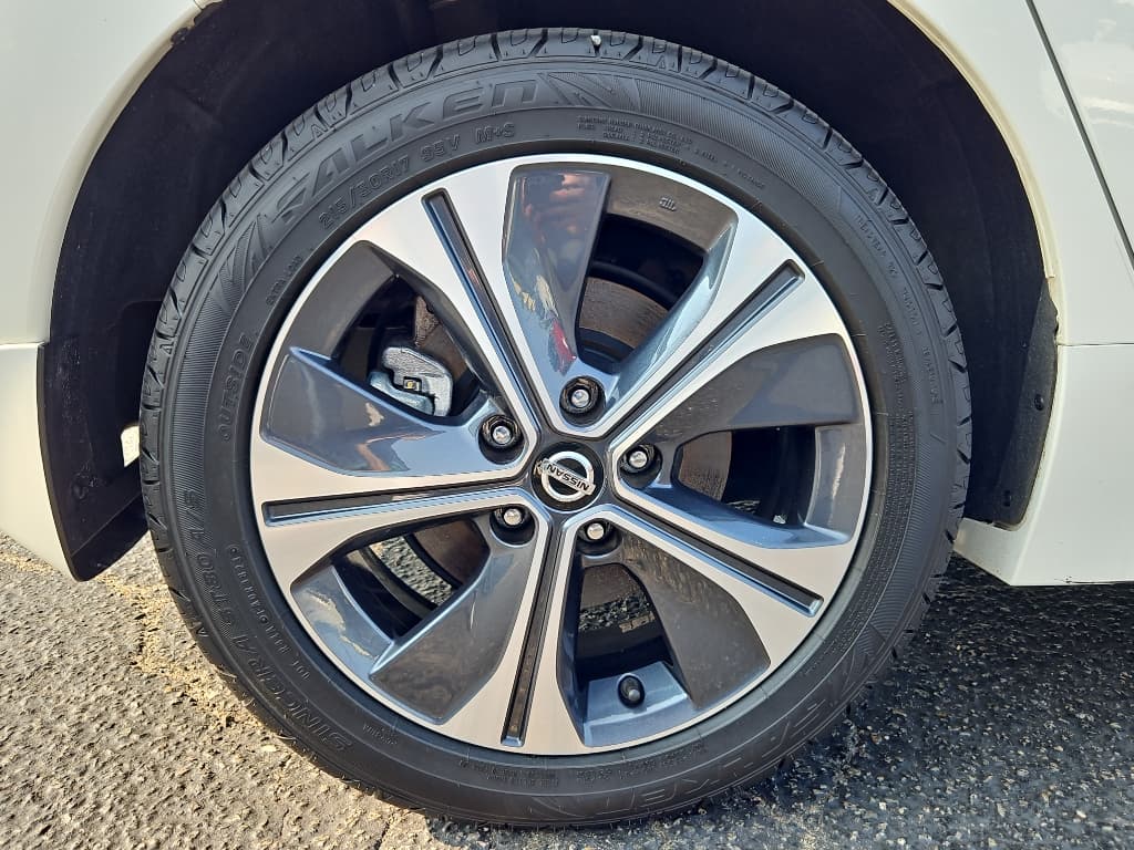 2022 Nissan LEAF view 28