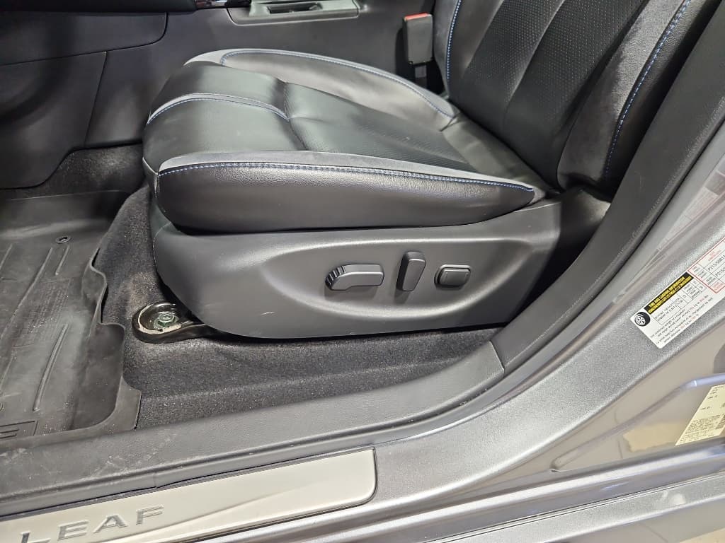 2022 Nissan LEAF view 7