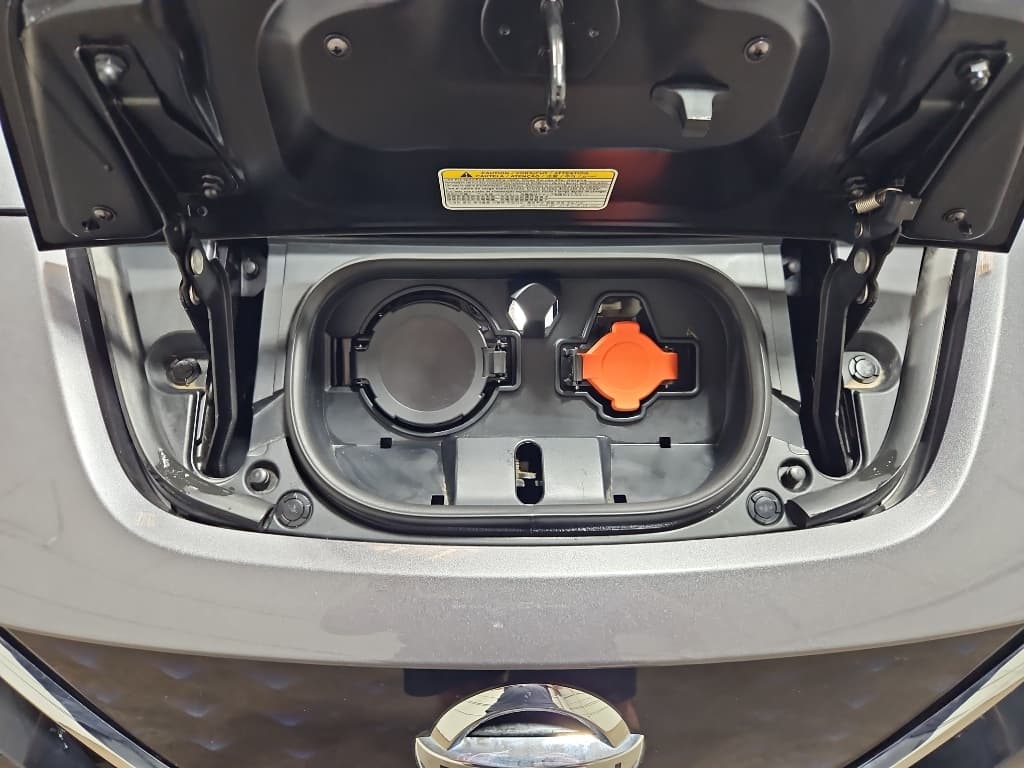 2022 Nissan LEAF view 5