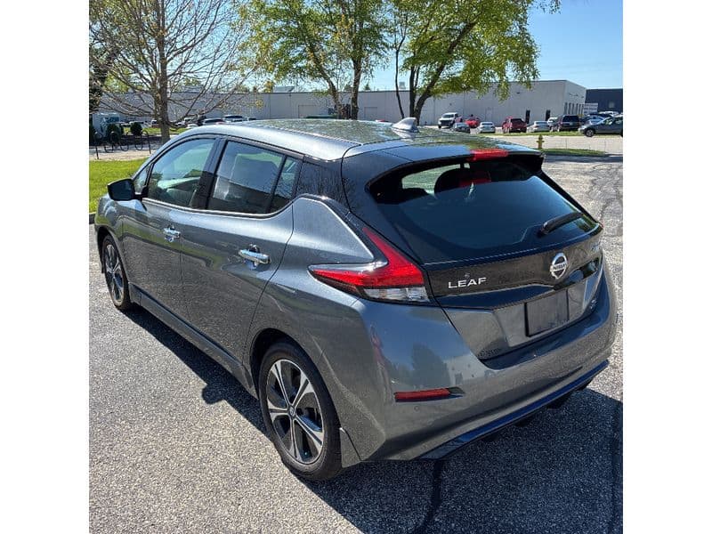 2022 Nissan LEAF view 4