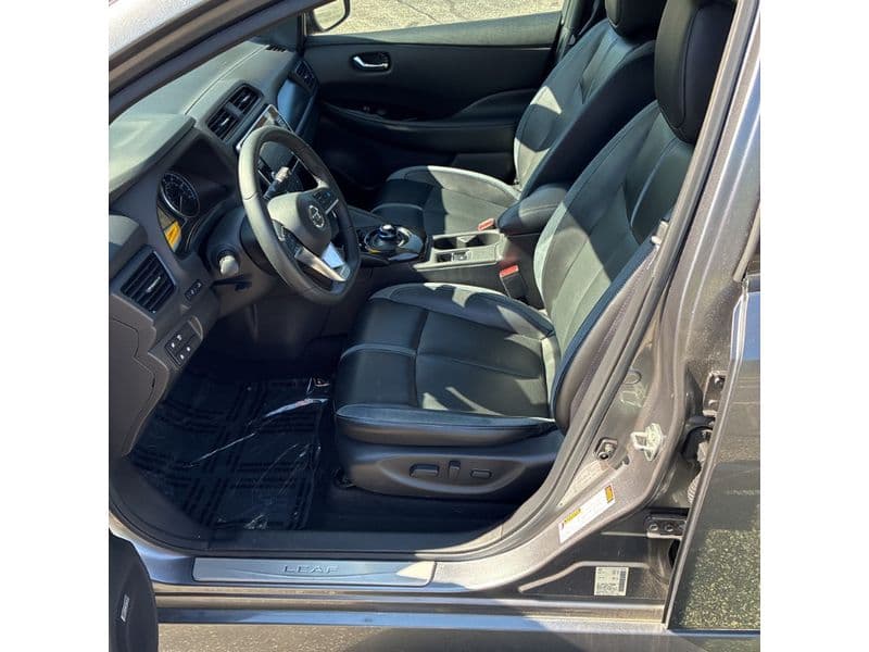 2022 Nissan LEAF view 5