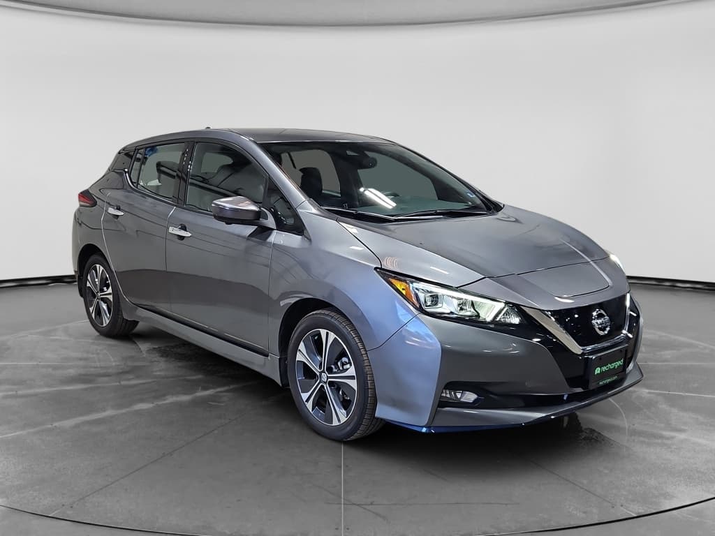 2022 Nissan LEAF view 4
