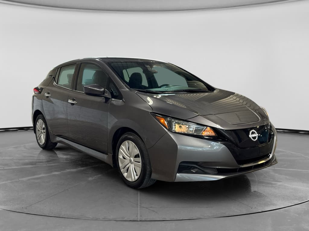 2025 Nissan LEAF view 4