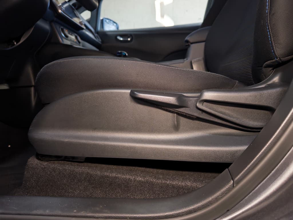 2025 Nissan LEAF view 6