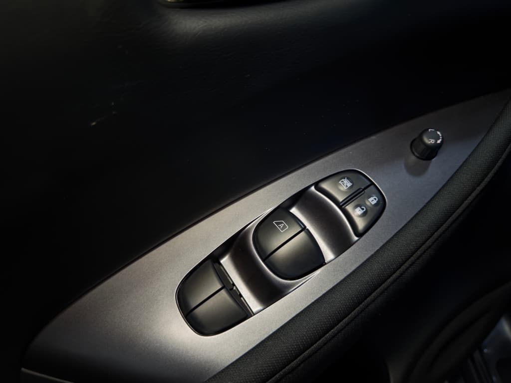 2025 Nissan LEAF view 7