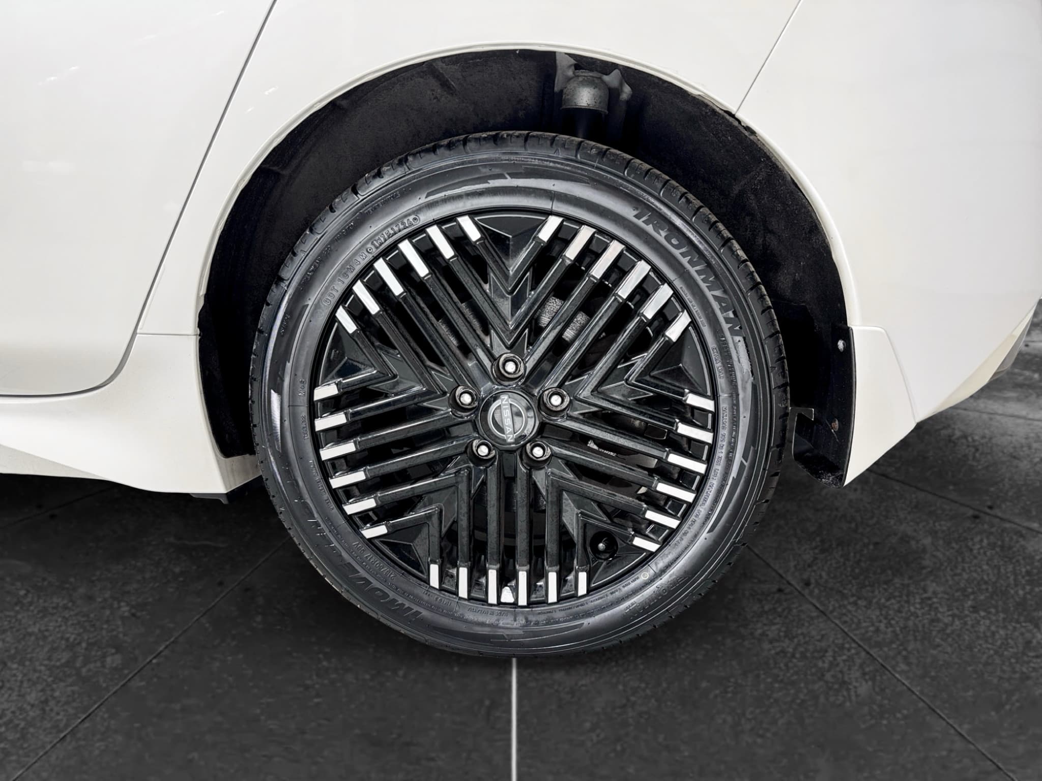 2023 Nissan LEAF view 29