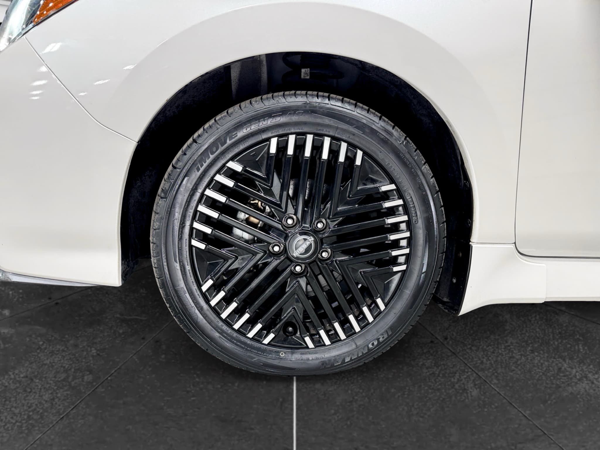 2023 Nissan LEAF view 27