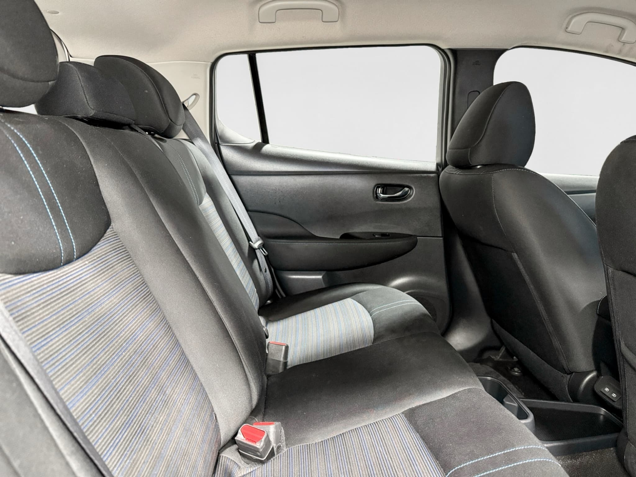 2023 Nissan LEAF view 21
