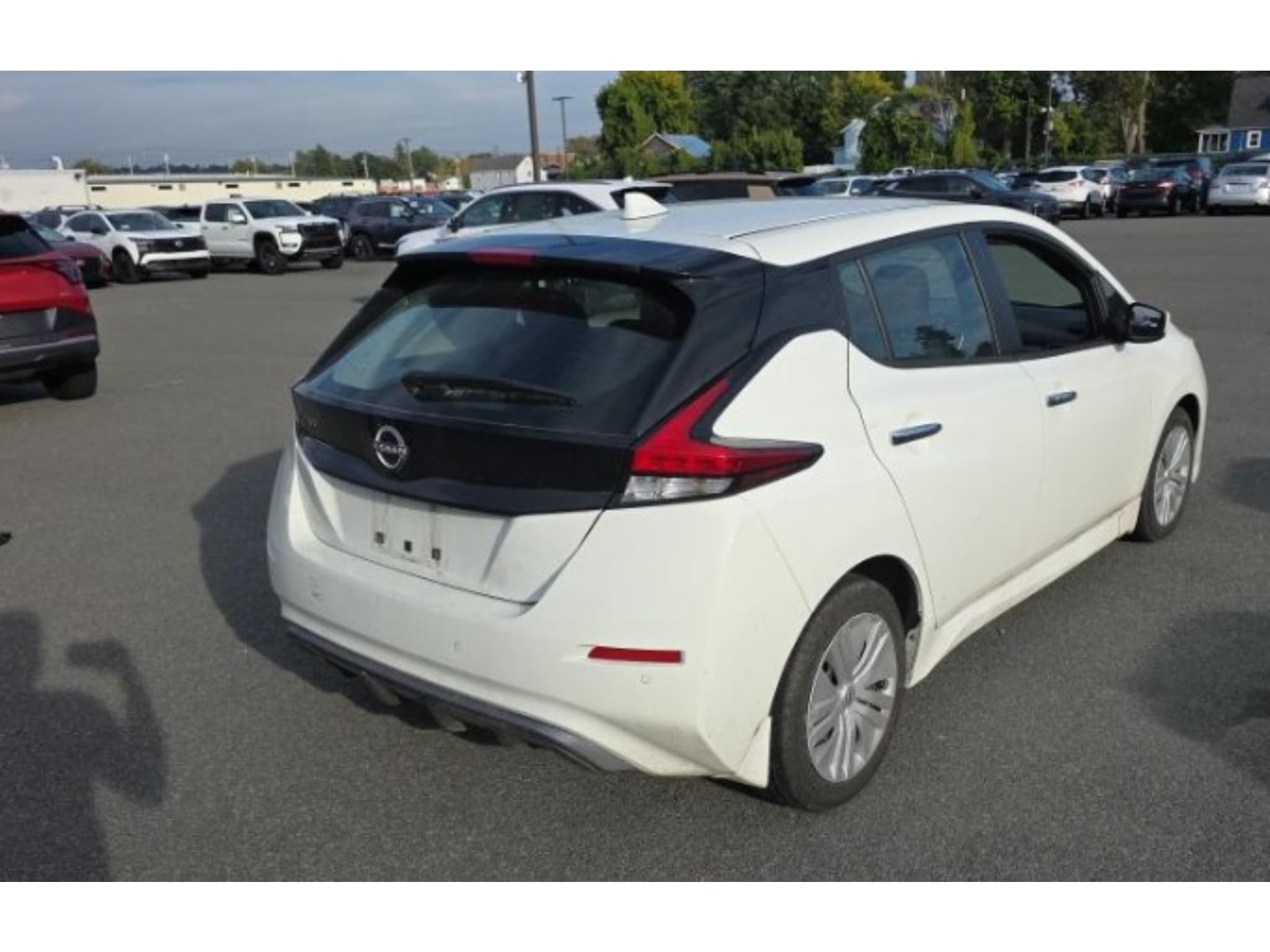 2023 Nissan LEAF view 3