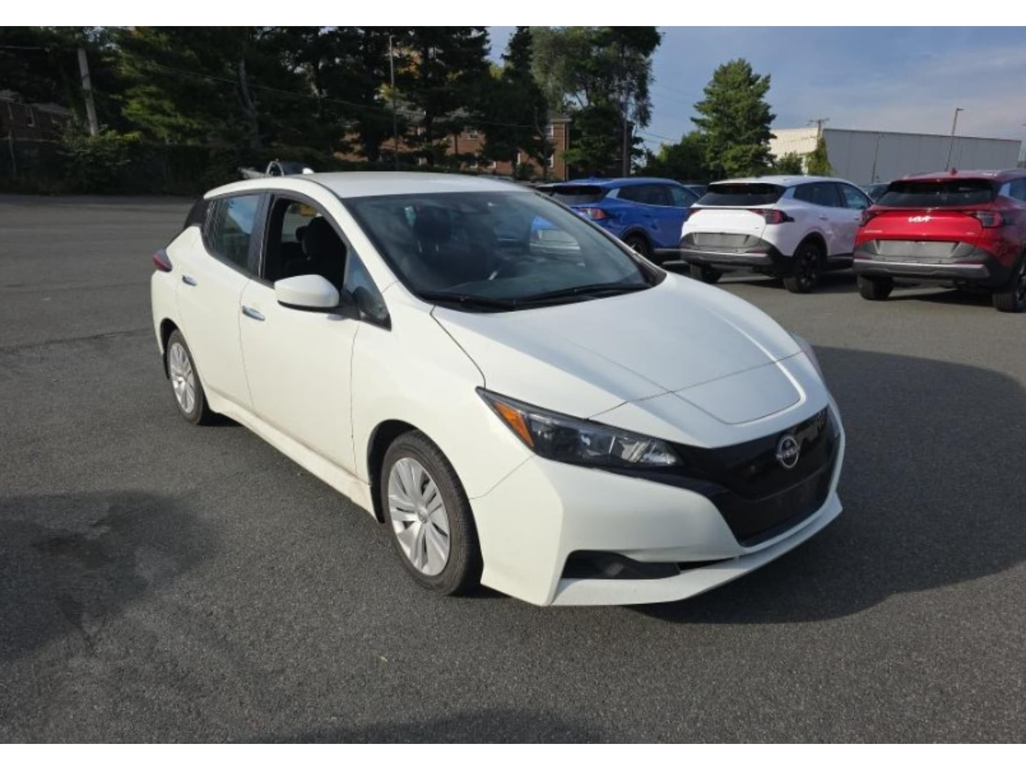 2023 Nissan LEAF view 4