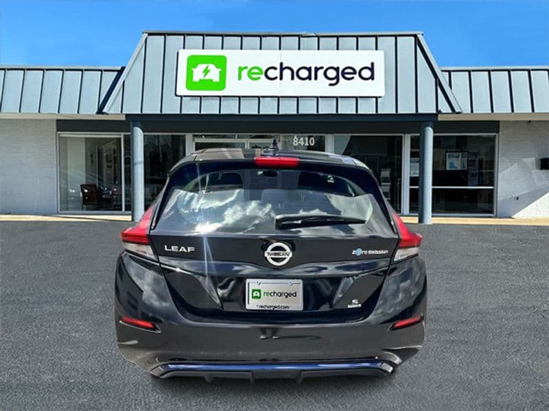 2022 Nissan LEAF view 5