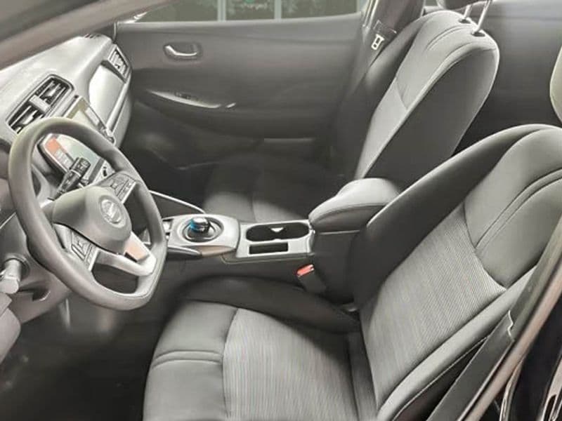 2022 Nissan LEAF view 9