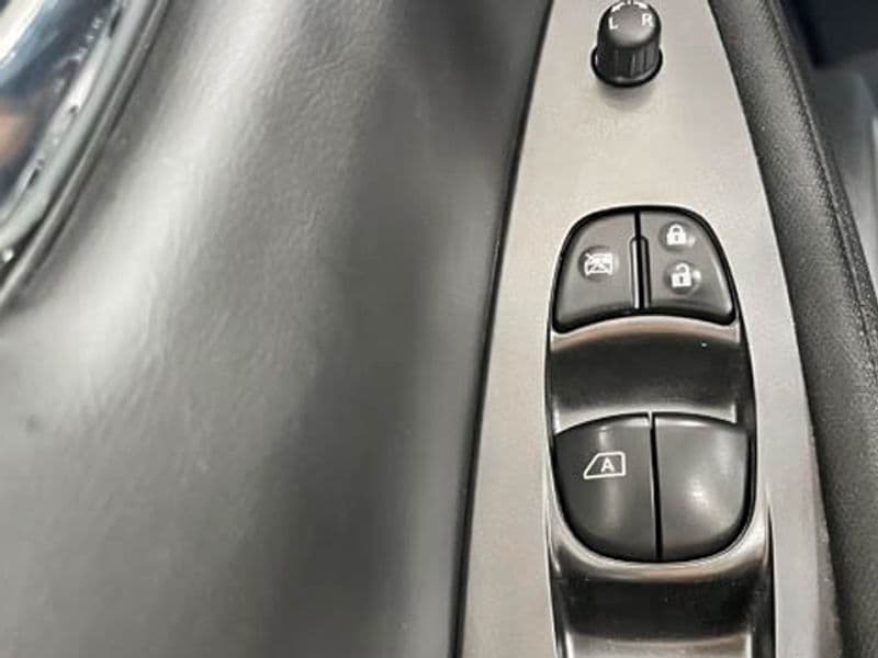 2022 Nissan LEAF view 10