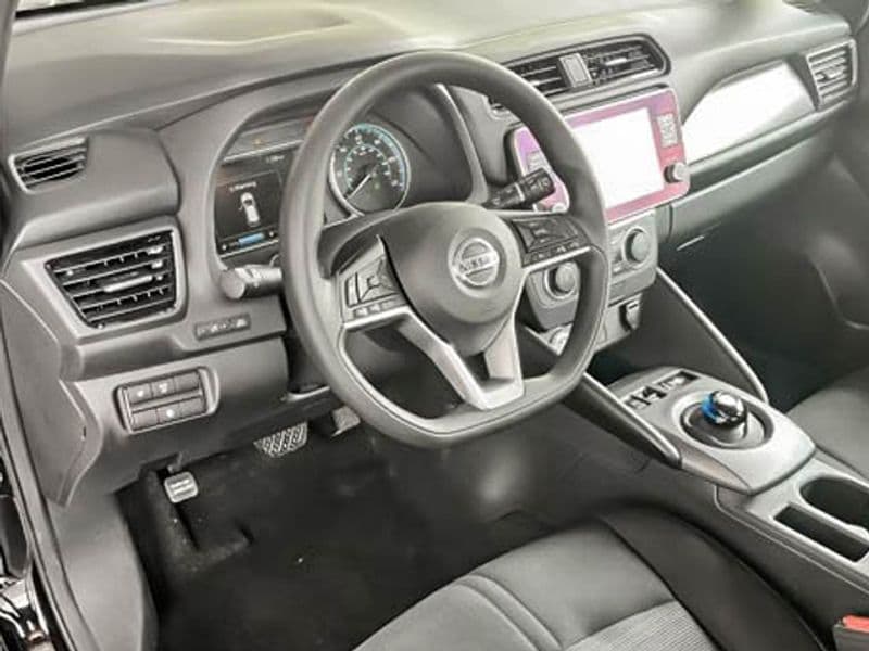 2022 Nissan LEAF view 11