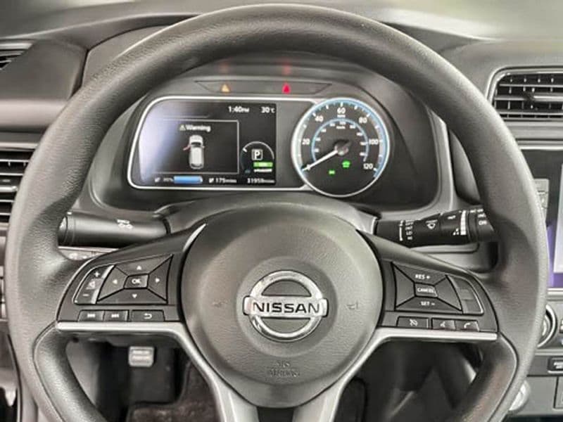 2022 Nissan LEAF view 12