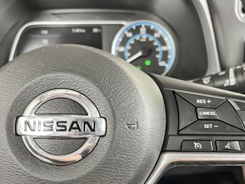 2022 Nissan LEAF view 14