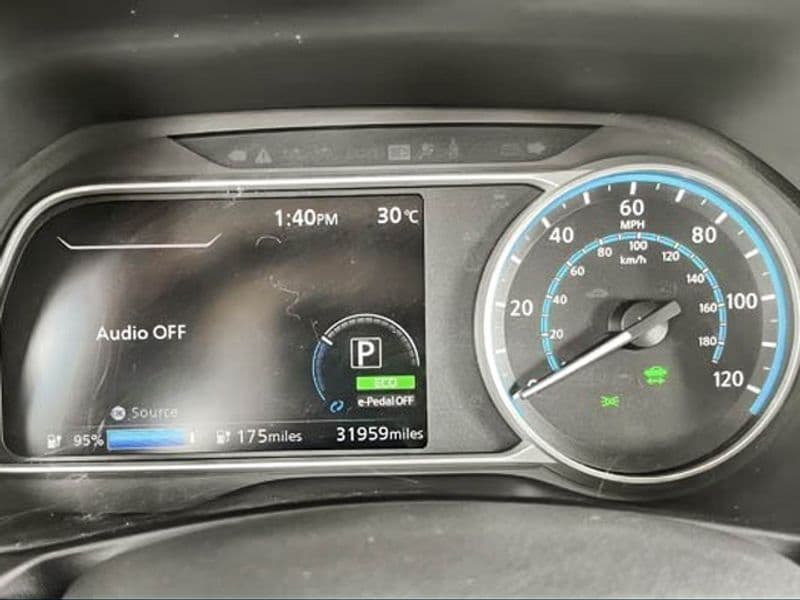 2022 Nissan LEAF view 15