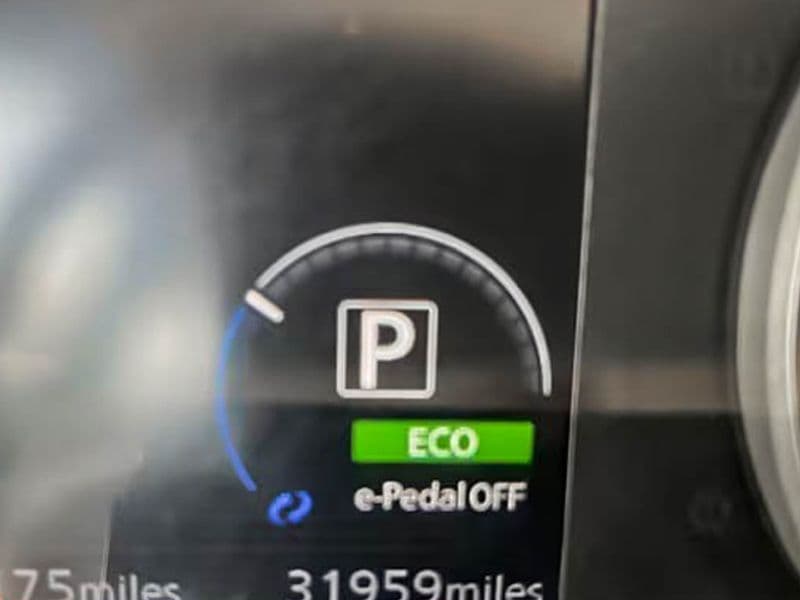 2022 Nissan LEAF view 16