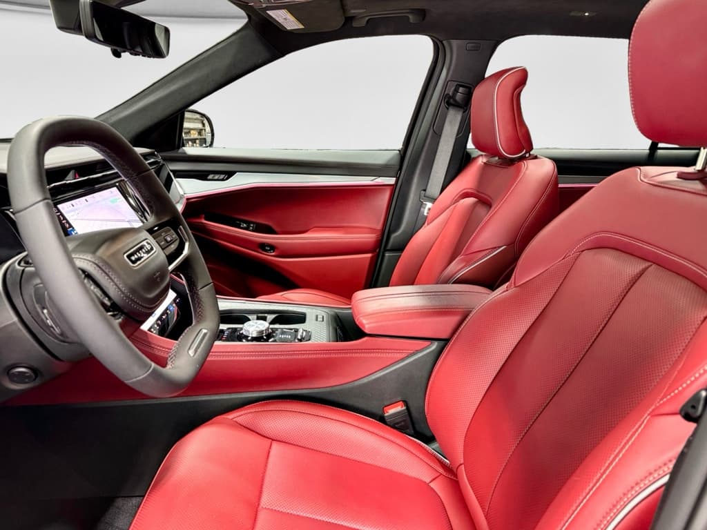 2025 Jeep Wagoneer S view 18