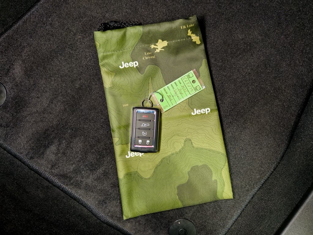 2025 Jeep Wagoneer S view 25