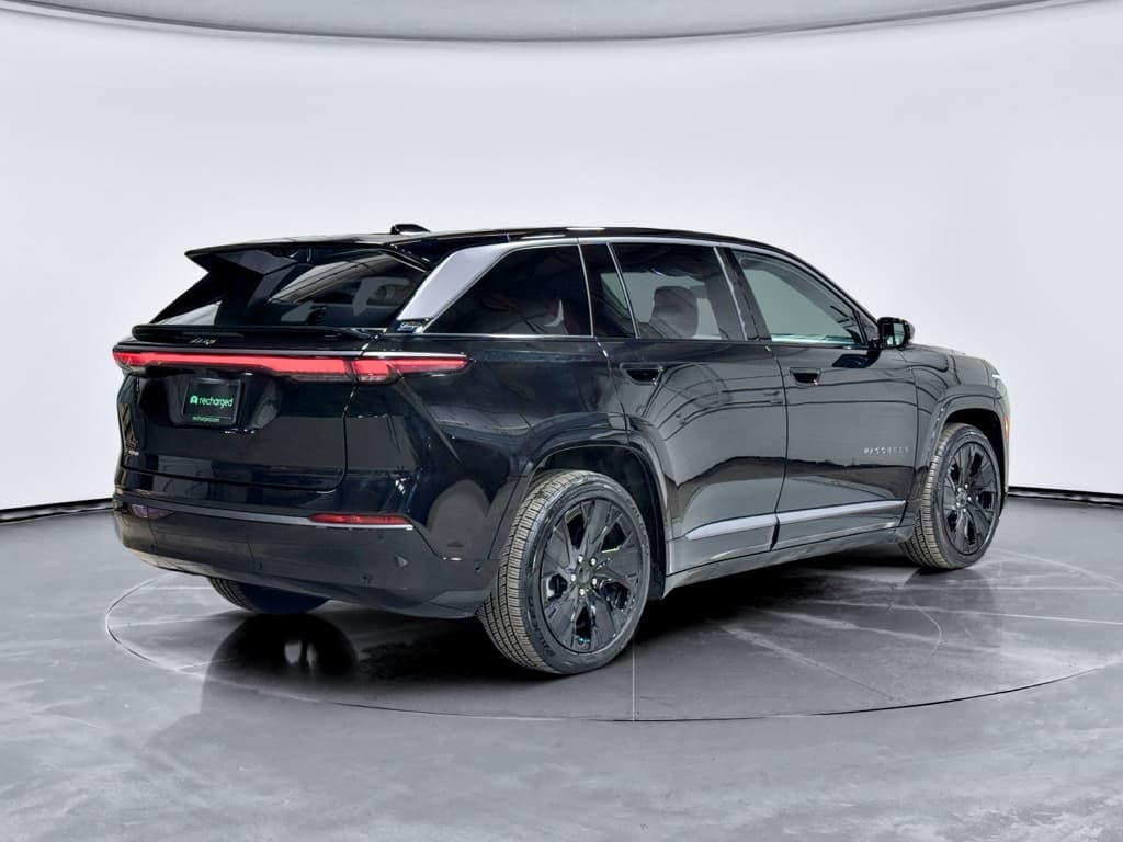 2025 Jeep Wagoneer S view 3