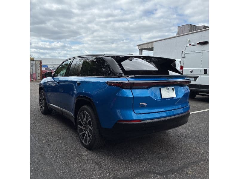 2025 Jeep Wagoneer S view 4