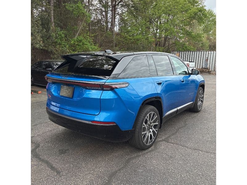 2025 Jeep Wagoneer S view 3