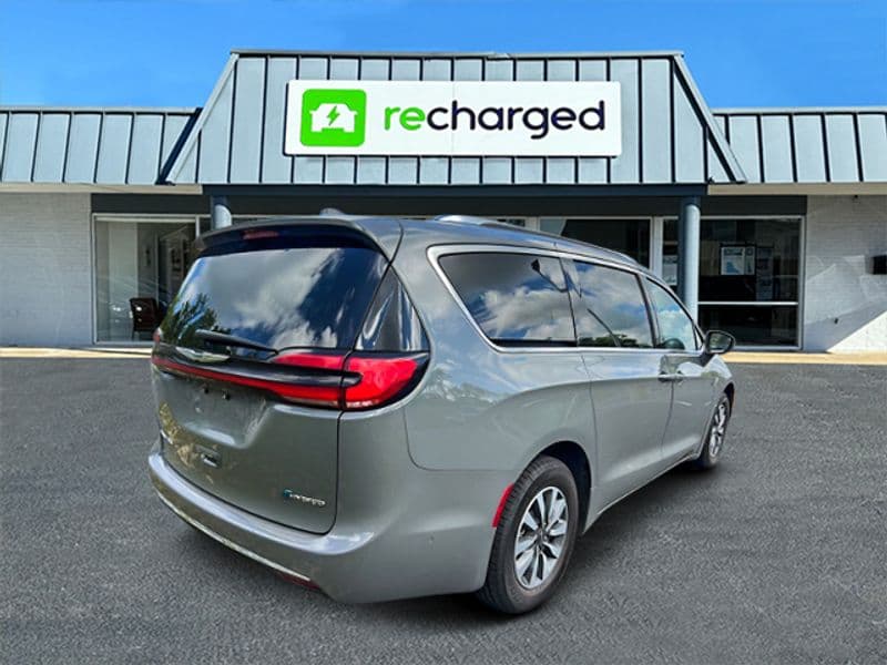 2021 Chrysler Pacifica view 3