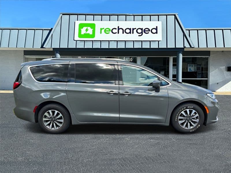 2021 Chrysler Pacifica view 4