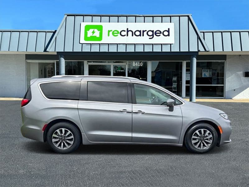 2021 Chrysler Pacifica view 3