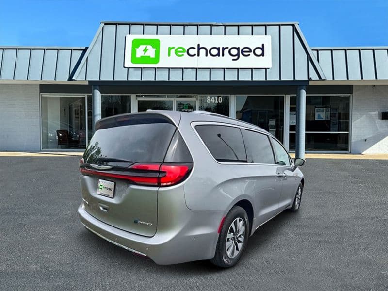 2021 Chrysler Pacifica view 4