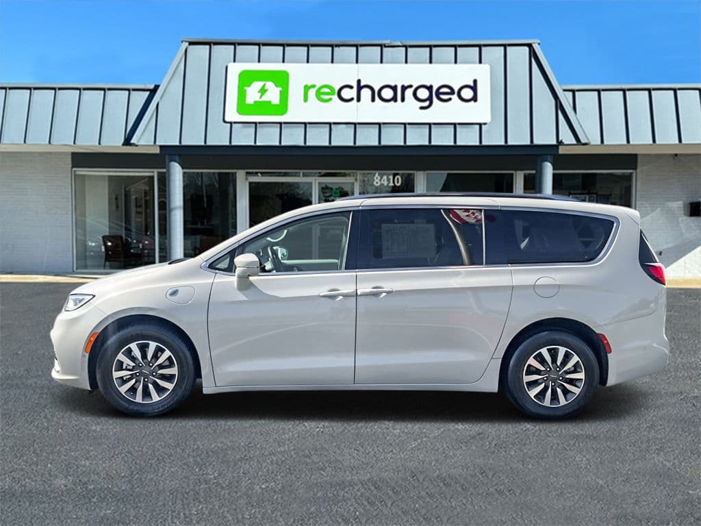 2021 Chrysler Pacifica view 4