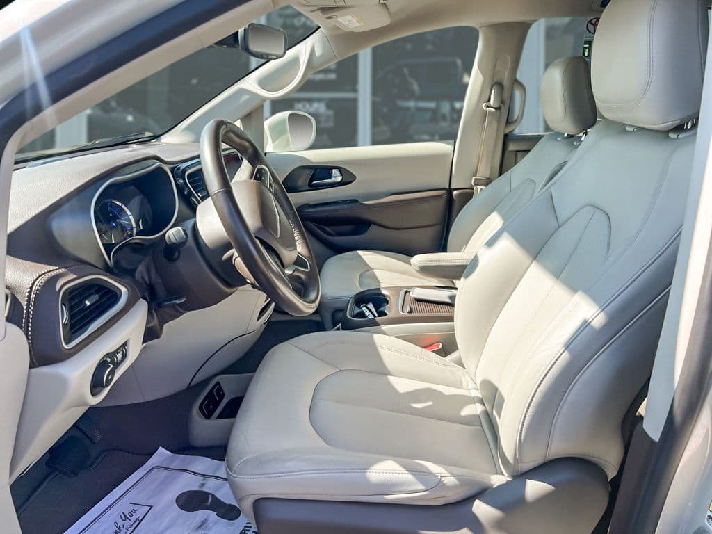 2021 Chrysler Pacifica view 7