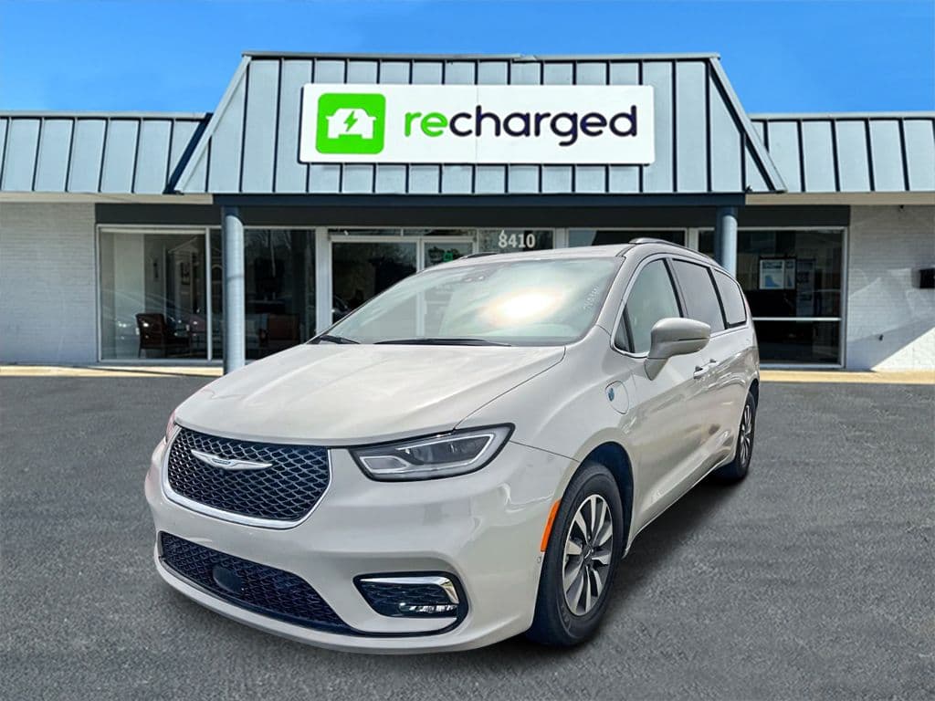 2021 Chrysler Pacifica view 3