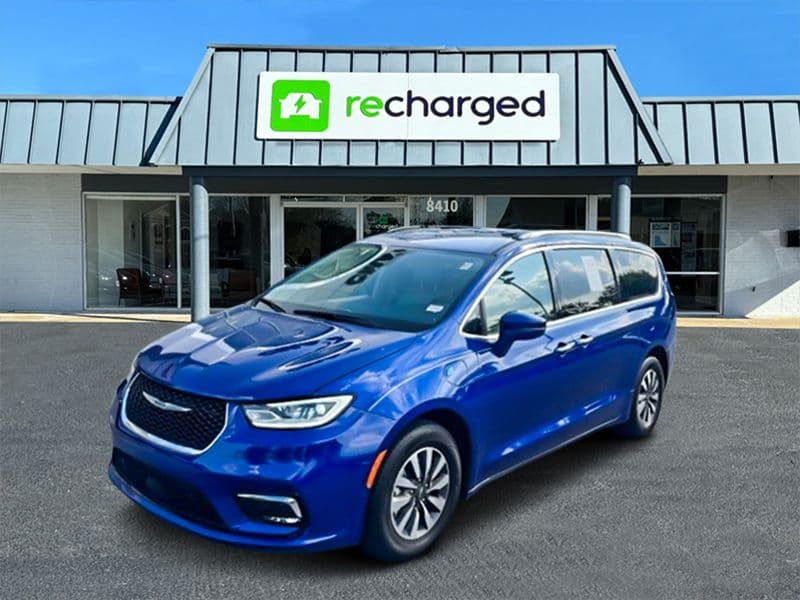 2021 Chrysler Pacifica view 3