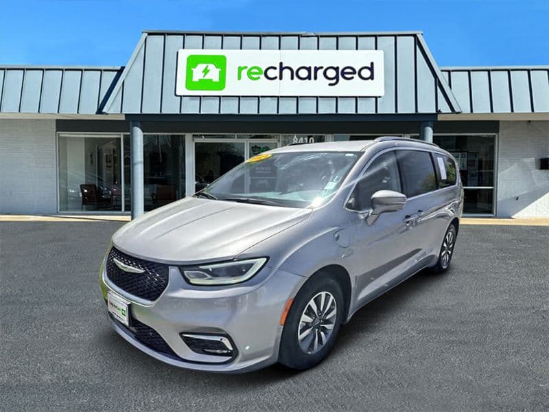 2021 Chrysler Pacifica view 3