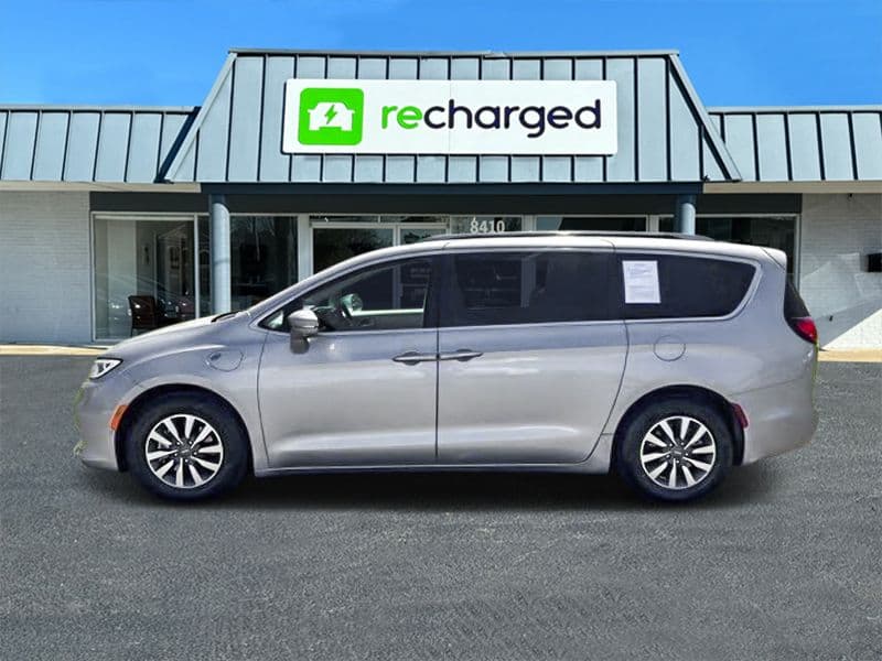 2021 Chrysler Pacifica view 4