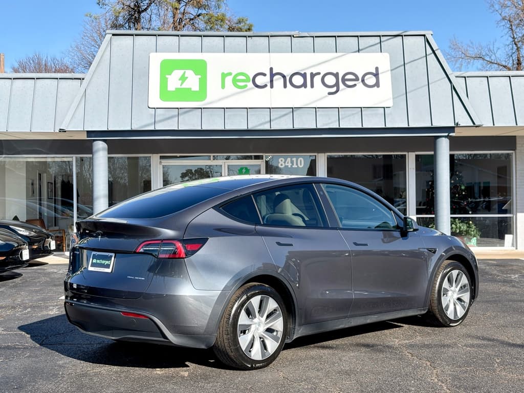 2023 Tesla Model Y view 4