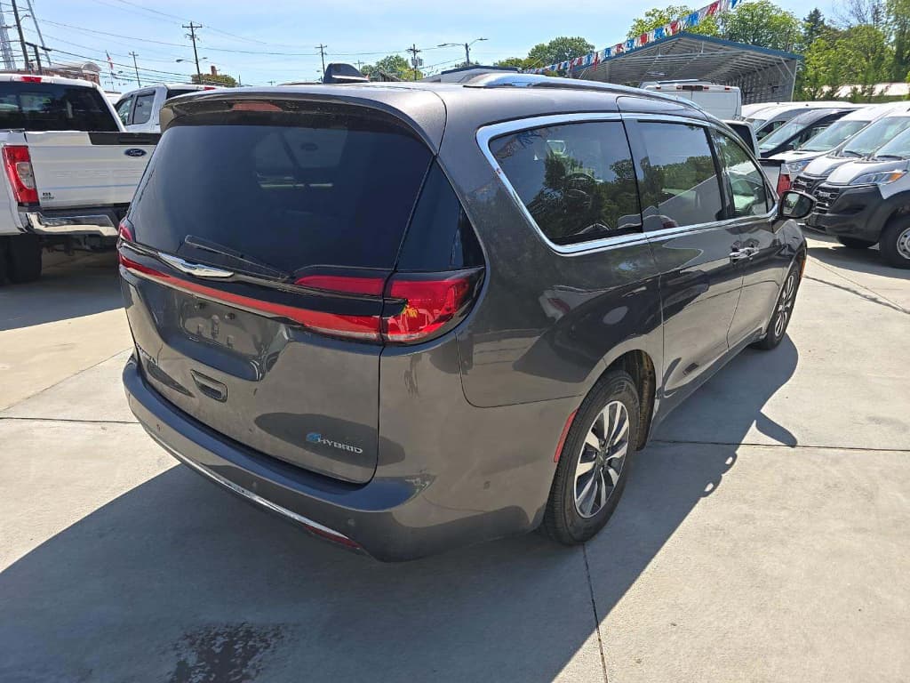 2021 Chrysler Pacifica view 3