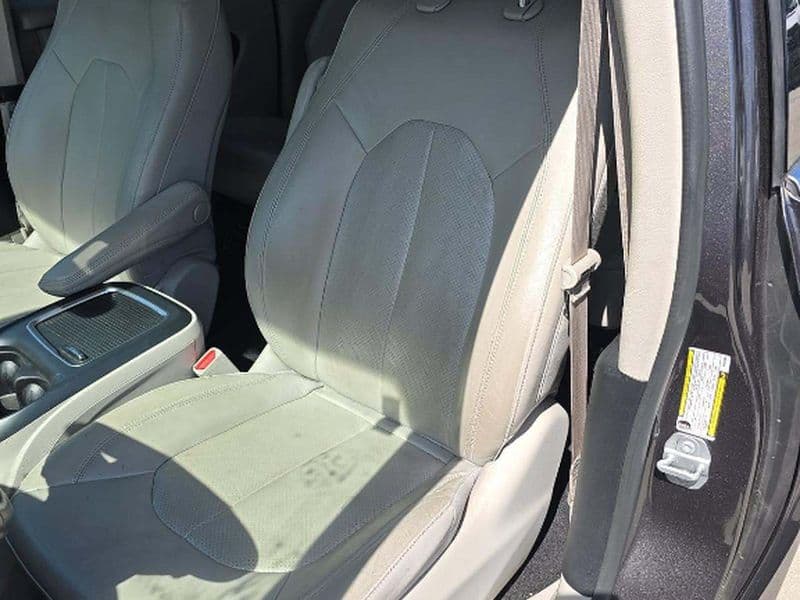 2021 Chrysler Pacifica view 5