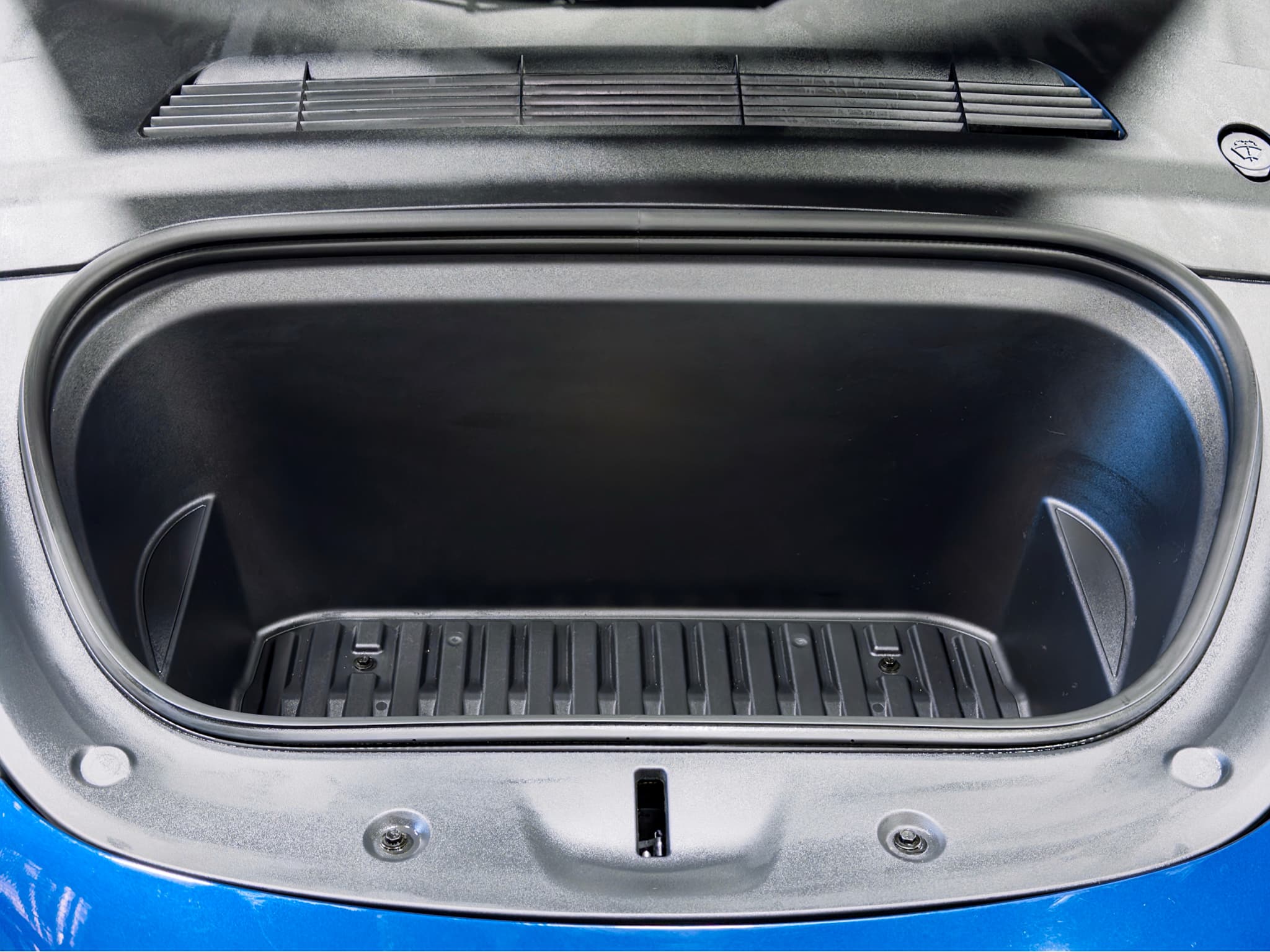 2023 Tesla Model Y view 25