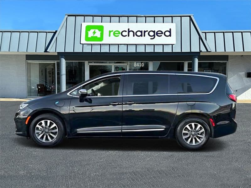 2023 Chrysler Pacifica view 4